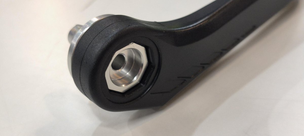 Dirtbikeplus's tweet photo. 注目のバーエンド部分の構造です。

②では八角形のバーエンドにはめ込む方式に。
①では丸いバーエンドに割りの入ったガードを締めこんで固定する方式でした。

②では割りを廃止することで破損のリスクを
抑える構造になっています👀 https://t.co/jxnhFmO4MX