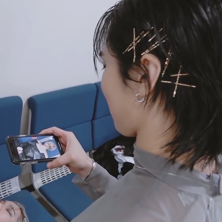 aroharoxy's tweet photo. give me back those hair accessories NOW https://t.co/vfNNUg7i1l