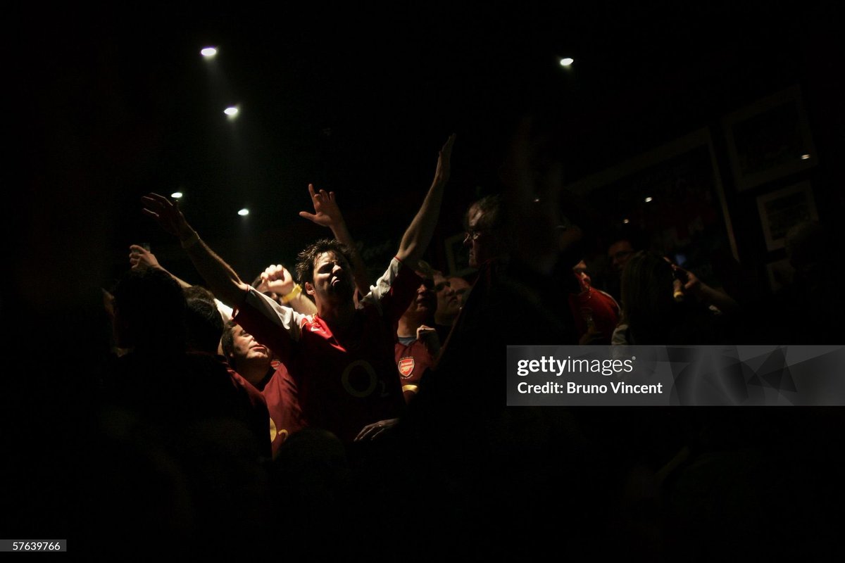 ThrowbackAFC's tweet photo. Arsenal fans in the Highbury Tavern and Gunners Pub celebrate Sol Campbell’s opening goal against Barcelona in the 2006 Champions League Final. https://t.co/E6rIMs6e7y