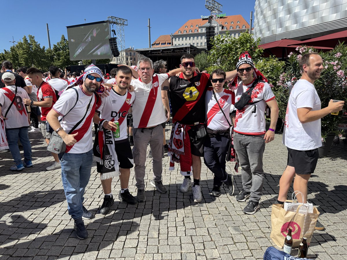 WolfSquare's tweet photo. Despues de estos dias de cansancio, emociones vividas, lloros y de conocer gente. Solo tengo que decir que es la mejor experiencia que uno puede tener y esto solo lo consigue EL PUTO RAYO #putorayo #Alasarmas #Rayovallecano https://t.co/j9W0fzqqAc