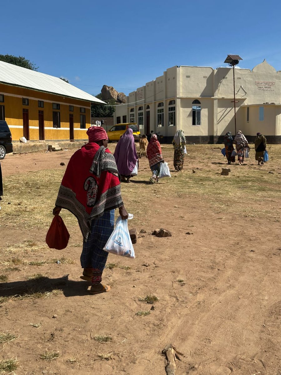 BurakDernegi's tweet photo. Kurban emanetleriniz Afrika’daki kardeşlerimize ulaştı! 
Vekaletini verdiğiniz kurbanların kesim ve dağıtım işlemlerini titizlikle devam ediyor. Payları, gerçek ihtiyaç sahiplerinin sofralarına ulaştırmanın huzurunu yaşıyoruz.
Bizleri bu hayra vesile kılan tüm bağışçılarımıza yürekten teşekkür ederiz. Allah kabul etsin.

----------------------------------
https://t.co/ZlCd66MlKb
info@burakdernegi.org
90 507 460 18 41