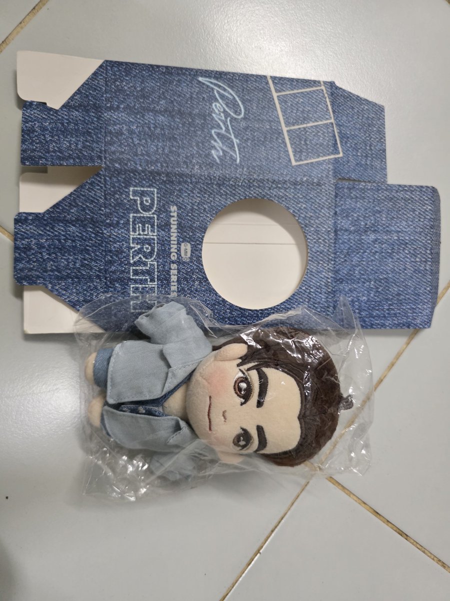 wrpr_dj2's tweet photo. ขออนุญาตส่งต่อ PERTH DOLl KEYCHAIN  นะคะ  🥰🥰
ขอปล่อย ราคา 1,190 บาท รวมส่งฟรี 
ลดได้อีกนะคะ กล่องมีตำหนินิดน่อย 
(สนใจทักเดมได้เลยค่ะ)
#ตลาดนัดGMMTV
#ตลาดนัดเพิร์ธแซนต้า
#PerthSanta #เพิร์ธแซนต้า https://t.co/RXFnC7QvwR
