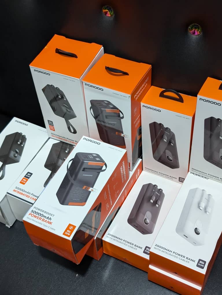 BiSDGeee's tweet photo. Low battery? We got you 🔋⚡

Porodo Powerbank available now — reliable fast charging for your phones &amp; gadgets anytime, anywhere.

📞 07026109442

#Porodo #Powerbank #TechDeals #FastCharging #Bisdgee https://t.co/CCqGqYNpUp