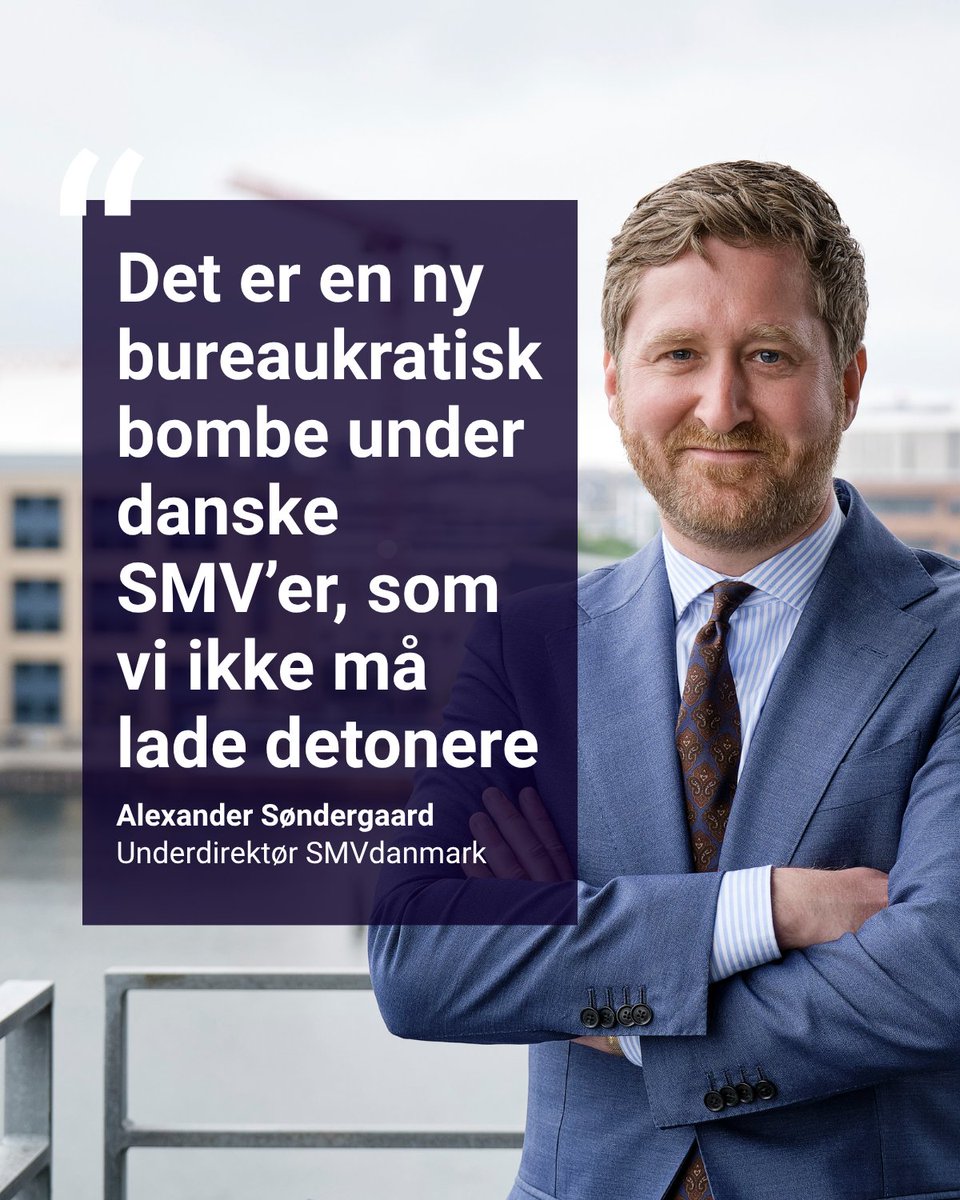 SMVdanmark's tweet photo. 💣EN NY BUREAUKRATIBOMBE ER PÅ VEJ MOD DANSKE SMV’ER
Om mindre end tre måneder træder nye EU-regler om emballage i kraft.

Reglerne bygger oven på det udvidede producentansvar og vil betyde markant mere dokumentation og administration for tusindvis af virksomheder.

En central udfordring er, at ansvaret for transportemballage som papkasser og paller flyttes fra den virksomhed, der sælger varer til Danmark, til den virksomhed, der pakker varerne ud.

Det betyder, at fx en dansk butik, der sælger en importeret vare, nu skal kunne redegøre detaljeret for, hvordan den palle, varen står på, og den papkasse, den kommer i, er produceret.

Det vil de færreste mindre virksomheder være i stand til.

“Der er bred enighed om, at vi har brug for at styrke konkurrenceevnen i Europa, og at det også indebærer færre administrative byrder. Derfor er de nye regler et kæmpe skridt i den forkerte retning. Det er en ny bureaukratisk bombe under danske SMV’er, som vi ikke må lade detonere,” siger Alexander Søndergaard, underdirektør i SMVdanmark.

Samtidig er myndighederne kommet meget sent i gang med at informere om reglerne. Mange virksomheder kender slet ikke til de krav, de skal leve op til.

Derfor har SMVdanmark sendt en opfordring til den fungerende miljøminister, Magnus Heunicke, om at sætte gang i arbejdet i EU-regi for, at reglerne kan udskydes.

Der er brug for en model, hvor ansvaret for dokumentation placeres mere fornuftigt, hvor de mindste virksomheder friholdes gennem en bagatelgrænse, og hvor virksomhederne får tid til at nå i mål.

Læs mere her: https://t.co/8vyLbnNfsP

#dkpol #dkbiz #eupol #dkgreen #eudk
