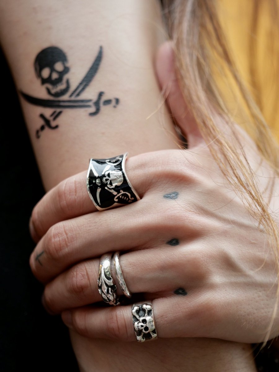 CPDJapan's tweet photo. クレイジーピッグ『PIRATE FLAG RING』は潮風にはためく海賊旗がモチーフのリングです。

上面に施された、滑らかなブラックエナメルがいつもの装いに新鮮なアクセントとなります🏴‍☠️

https://t.co/zC7BrMnVpD https://t.co/lyHSePoXD0