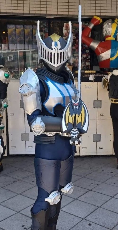 crazywilly28's tweet photo. 【コスネーム】  
ウィリー

【作品名】 
仮面ライダー龍騎

【キャラ名】  
仮面ライダーナイト

【一言】 
光が入るとチラッと見えるようにバイザーの奥に紫色の目を入れています(青か紫か迷いましたが好みの色で決めました)

#コスモスナップ08 https://t.co/EDbiZzTOl7