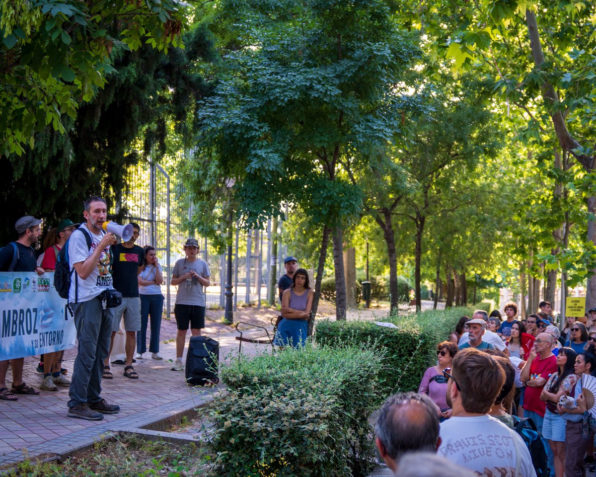 MasCoslada__'s tweet photo. Las Lagunas de Ambroz no se defienden solas.

Frente a quienes ven naturaleza y piensan en excavar, destruir y hacer caja, hoy las vecinas y vecinos han dicho claro: NO A LA MINA.

La Comunidad de Madrid y el Ayuntamiento de Madrid tienen que proteger este entorno, no entregarlo. https://t.co/epmXMq7PxL