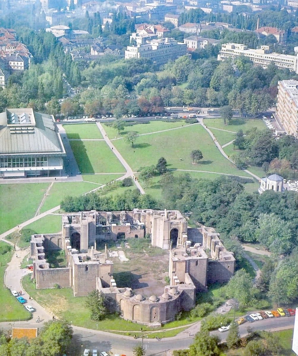 simke33's tweet photo. Ovih dana reke ljudi mirno i dostojanstveno stoje u redovima oko Hrama Svetog Save, noseći svoje malo hodočašće i svoj tihi podvig.

A ja ne bih bio ja kada i u tome ne bih pronašao malo fudbala i podsetio vas na neke druge podvige koji su se dešavali baš na tom mestu.

Naime, na prostoru gde se danas nalazi Narodna biblioteka Srbije, tik uz Hram Svetog Save, nekada je bilo jedno od prvih fudbalskih igrališta i sportskih vežbališta u Beogradu.

Na tom terenu je osnovan i svoje prve utakmice igrao SK Obilić, potonji prvak države, kasnije FK Obilić, šampion SR Jugoslavije 1998. godine.

Na jednoj od fotografija videćete legendarnog atletičara i olimpijca Leona Lukmana kako vežba skok s motkom baš na tom mestu. Na drugoj fotografiji nalazi se ragbi ekipa, uslikana posle treninga.

Na obe fotografije u pozadini se vidi Hram Svetog Save, koji je tada tek dobijao svoje obrise. Njegova izgradnja je započeta, a zatim zaustavljena na nekoliko decenija.

Igralište se nalazilo u Karađorđevom parku sve do kraja šezdesetih godina i početka gradnje nove namenske zgrade Narodne biblioteke Srbije na Vračaru, koja je svečano otvorena 6. aprila 1973. godine.

Svaka čast svima na podvigu.