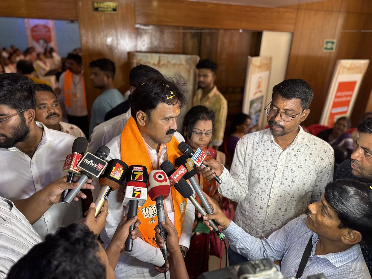pcpradhan24's tweet photo. ଅନୁଗୁଳ ମୁନିସିପାଲିଟି ହୋଟେଲ କମଲେଶ୍ କଣ୍ଟିନେଣ୍ଟାଲ୍ ଠାରେ ଅନୁଗୁଳ ଜିଲ୍ଲା ବିଜେପି ତରଫରୁ ଆୟୋଜିତ ୨ ଦିନିଆ ପଣ୍ଡିତ ଦିନଦୟାଲ ଉପାଧ୍ୟାୟ ପ୍ରଶିକ୍ଷଣ ମହାଅଭିଯାନ କୁ ପୂର୍ବତନ କେନ୍ଦ୍ରମନ୍ତ୍ରୀ ତଥା ବାଲେଶ୍ବର ର ମାନ୍ୟବର ସାଂସଦ ଶ୍ରୀଯୁକ୍ତ Pratap Chandra Sarangi, ଢେଙ୍କାନାଳ ଲୋକସଭା ର ମାନ୍ୟବର ସାଂସଦ ଶ୍ରୀଯୁକ୍ତ Rudra Narayan Pany , ବିଜେପି ରାଜ୍ୟ ସମ୍ପାଦକ ଶ୍ରୀ Simanchal Khatai, ଅନୁଗୁଳ ଜିଲ୍ଲା ବିଜେପି ପ୍ରଭାରୀ ଶ୍ରୀ Golak Mohapatra, ପାଲହଡା ର ମାନ୍ୟବର ବିଧାୟକ ତଥା ଅନୁଗୁଳ ଜିଲ୍ଲା ଯୋଜନା ବୋର୍ଡ ର ଅଧ୍ୟକ୍ଷ ଶ୍ରୀ Ashok Mohanty ,ଅନୁଗୁଳ ଜିଲ୍ଲା ବିଜେପି ସଭାପତି ଶ୍ରୀ Jajati Pattnayak, ପୂର୍ବତନ ମନ୍ତ୍ରୀ ଆଠମଲ୍ଲିକ ର ପୂର୍ବତନ ବିଧାୟକ ଶ୍ରୀ Sanjeeb Kumar Sahoo ,ଆଠମଲ୍ଲିକ ର ପୂର୍ବତନ ବିଧାୟକ ଶ୍ରୀ ରମେଶ ସାଏ, ପୂର୍ବତନ ଅନୁଗୁଳ ଜିଲ୍ଲା ବିଜେପି ସଭାପତି ଶ୍ରୀ Dileswar Pradhan ଓ ଆମ ଦଳ ର ବରିଷ୍ଠ ନେତୃବୃନ୍ଦ ଙ୍କ ସହିତ ଯୋଗଦେଇ ଆମ ଦଳ ର କର୍ମକର୍ତ୍ତା ମାନଙ୍କର ସ୍ପଷ୍ଟତା, ସାଂଗଠନିକ ଦକ୍ଷତା ଓ ନେତୃତ୍ୱ ବିକାଶ ସମ୍ପର୍କରେ ଆଲୋଚନା କରିଥିଲୁ।