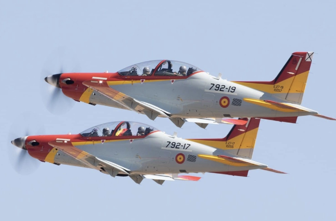 TurismodeVigo's tweet photo. Vigo acogerá el Acto Central del #DíadelasFuerzasArmadas con el gran desfile militar presidido por S.M. el Rey:

📆Sábado 30.
📍Av. de Samil. 
⏰12:00 h

Un espectacular desfile aéreo, terrestre y naval con la participación de los 3 Ejércitos, Guardia Real, Guardia Civil y UME. https://t.co/t6qLweEqBy