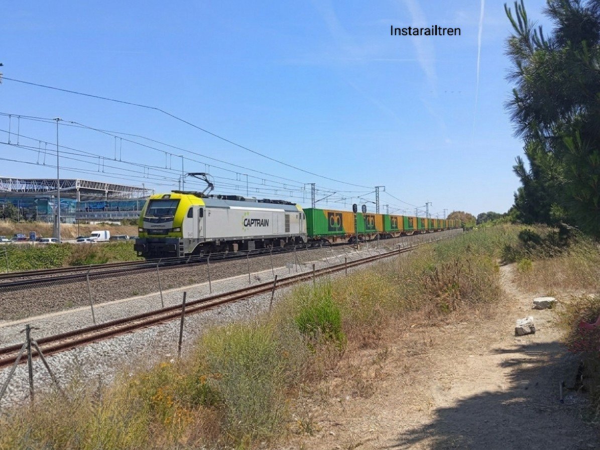 europa_tren's tweet photo. La Stadler Euro6000 Captrain con el tren polaco Clip destino Swarzedz saliendo de Can Tunis por Cornellá, mayo de 2026. Foto: Ezequiel Pérez Martínez #EuropaTren #instarailtren #TraccionElectrica #Stadler #Captrain #Clip #Catalunya #FelizViernes https://t.co/erjsZffKmw