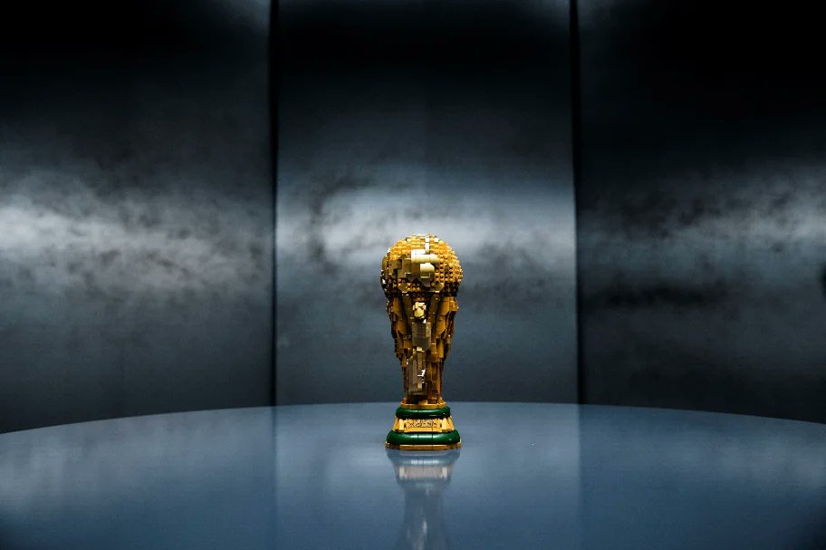 DAZN_JPN's tweet photo. ／
抽選で1名さまに
「レゴ®エディション 
FIFAワールドカップ™ 公式トロフィー」が当たる！！
＼

DAZN × レゴジャパン　
優勝国予想キャンペーン開催！

優勝国を予想して、「レゴ®エディション 
FIFAワールドカップ™ 公式トロフィー」を
ゲットしよう！

⚽応募方法はこちら🏆

1⃣ @DAZN_JPN と @LEGO_Group_JP をフォロー
2⃣ 本投稿を引用リポストし、優勝国予想の国名＆予想理由を明記

ぜひご参加ください！！

✅締切6/11（木）23:59

#みんなで大舞台の1ピースに