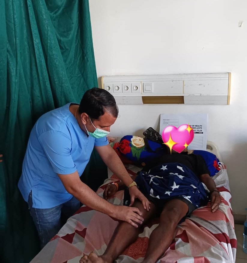 cubacooperaTLbc's tweet photo. El Dr. Yasel Bello, Esp en Ortopedia y Traumatología de la #BMCTL desempeña su labor con profesionalidad y entrega garantizando una atención médica de excelencia al hermano pueblo timorense en #HoREX #Baucau porque #CubaCoopera #CubaSalva #CubaPorLaSalud https://t.co/sZCf7IDvEA