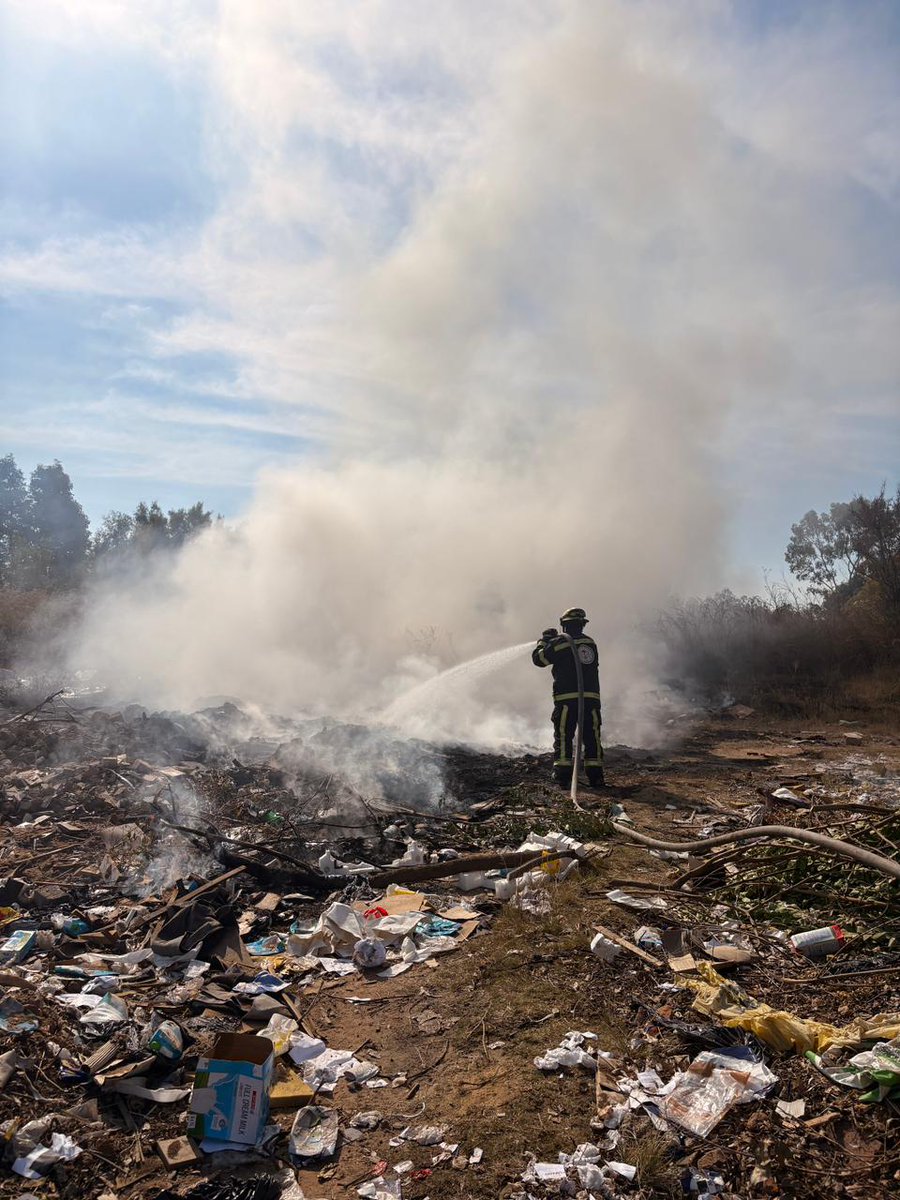 Fidelity_Secure's tweet photo. Fidelity SecureFire crews responded to a rubble fire in Florida and acted quickly to bring the incident under control.
Firefighters successfully contained and extinguished the fire, preventing it from spreading to nearby offices.
#SecureFire #Florida #Gauteng #GreenMachine #FireSafety #AlwaysThereForYou #KeepingYouSafe #SafetyFirst #FidelityServicesGroup #WeAreFidelity