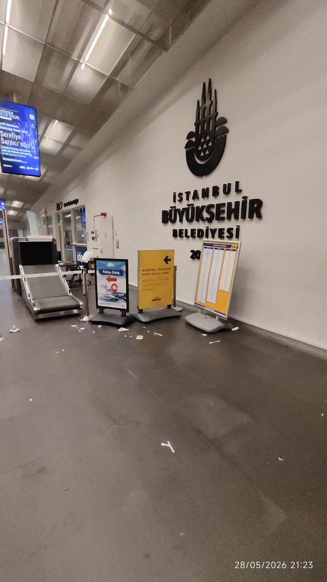 erins17's tweet photo. @IBBcozummerkezi  burada anlatılacak çok şey var 280 karaktere sığdırmak çok zor. Üsküdar seferlerinin saati dijital tabelada yazmıyor, iskeleye girdikten sonra geride kaldığını fark ediyorsun , https://t.co/AgGhRZAsXI