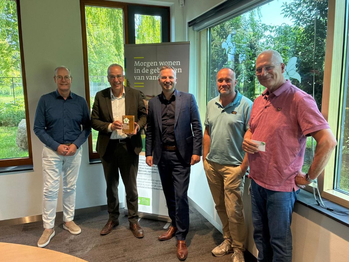 provgelderland's tweet photo. Gemeente Lingewaard kiest bij meerdere leegstaande gemeentelijke gebouwen bewust voor hergebruik in plaats van sloop. Hiervoor ontvangt de gemeente onze ‘Beter benut Bokaal’ ➡️ https://t.co/neUZojBIgj https://t.co/Sg4Qv2VA8z