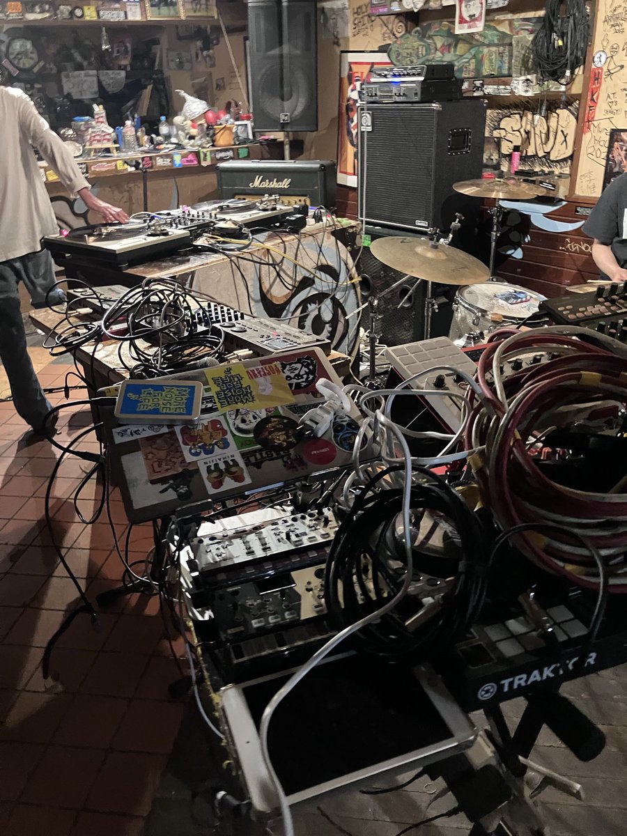 WUUUN1's tweet photo. 今日はエルプレンテでPUNSUCAライブです！
機材いっぱい！ https://t.co/i6rjAjZ2tj