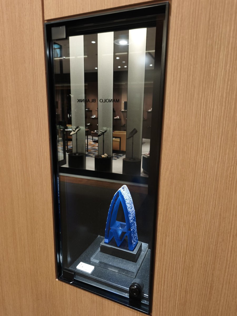 tommaeda's tweet photo. ミッドタウンのパブリックアート。
若手アーティスト支援にも良き。

県立美術館の収蔵品を公立施設に展示できるスペースをもっと作りたい。
倉庫に眠らせるのではなく、民間にも積極的に貸し出す。
収蔵スペース不足・コストも問題なので、点在さすイメージ。 https://t.co/PLX2J11qQU