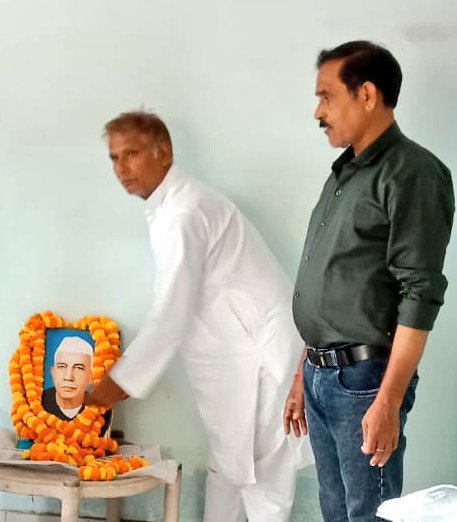 bipinrld's tweet photo. #देवरिया भारत रत्न किसान मसीहा भूतपूर्व प्रधान मंत्री श्रद्धेय चौधरी चरण सिंह जी की 39 वी पुण्यतिथि पर श्रद्धासुमन अर्पित करते हुए रालोद देवरिया के कार्यकर्ता।                                                                           #ChaudharyCharanSingh https://t.co/7RksiNH8nY