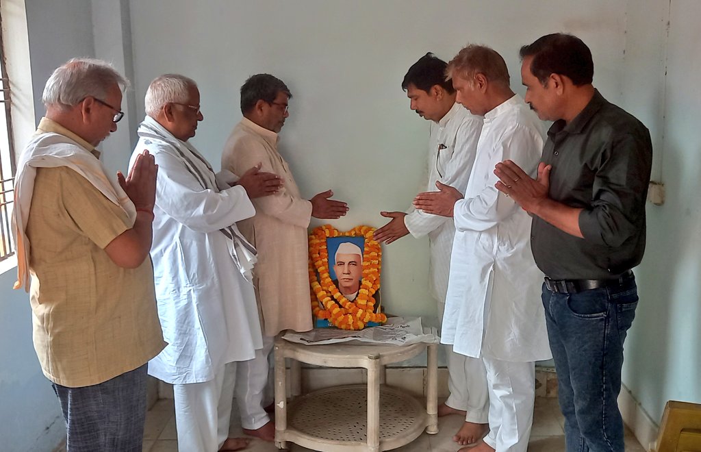 bipinrld's tweet photo. #देवरिया भारत रत्न किसान मसीहा भूतपूर्व प्रधान मंत्री श्रद्धेय चौधरी चरण सिंह जी की 39 वी पुण्यतिथि पर श्रद्धासुमन अर्पित करते हुए रालोद देवरिया के कार्यकर्ता।                                                                           #ChaudharyCharanSingh https://t.co/7RksiNH8nY