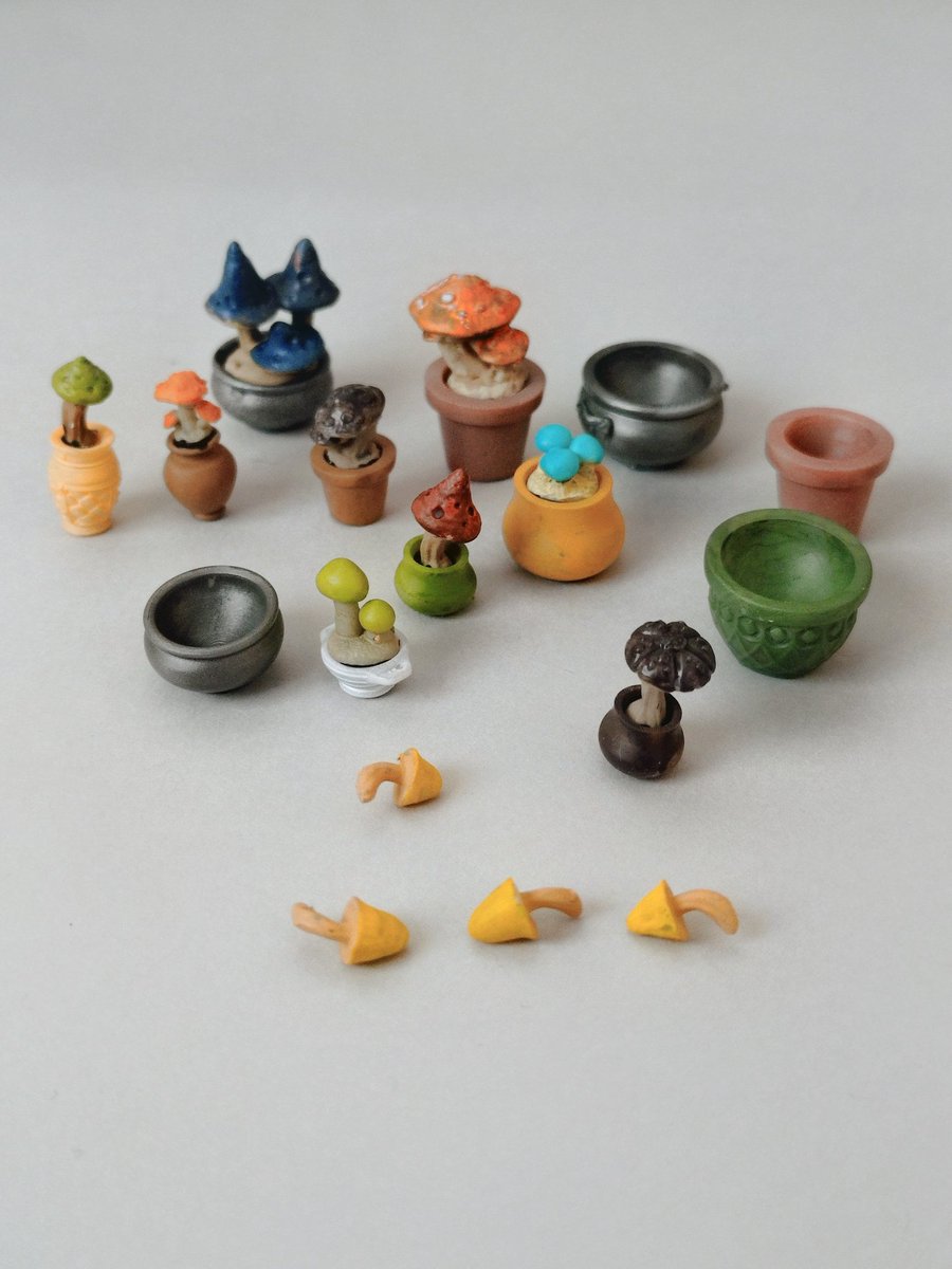キノコを栽培する鉢をいくつか製作しました。 こういうカラフルな
