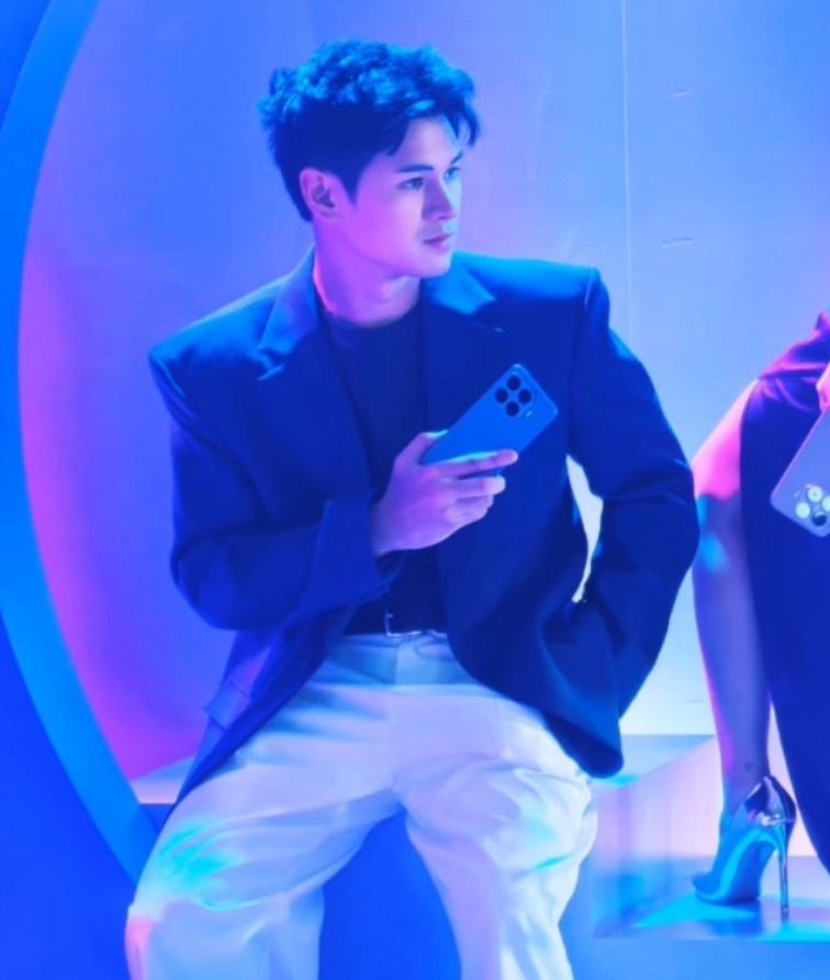intodcyuu's tweet photo. dustin the visual, fits, and pose damn aura farming in blue!! 

DUSTBIA JOINS XIAOMI
#Xiaomi17TSeries https://t.co/HNOjXvdkLH