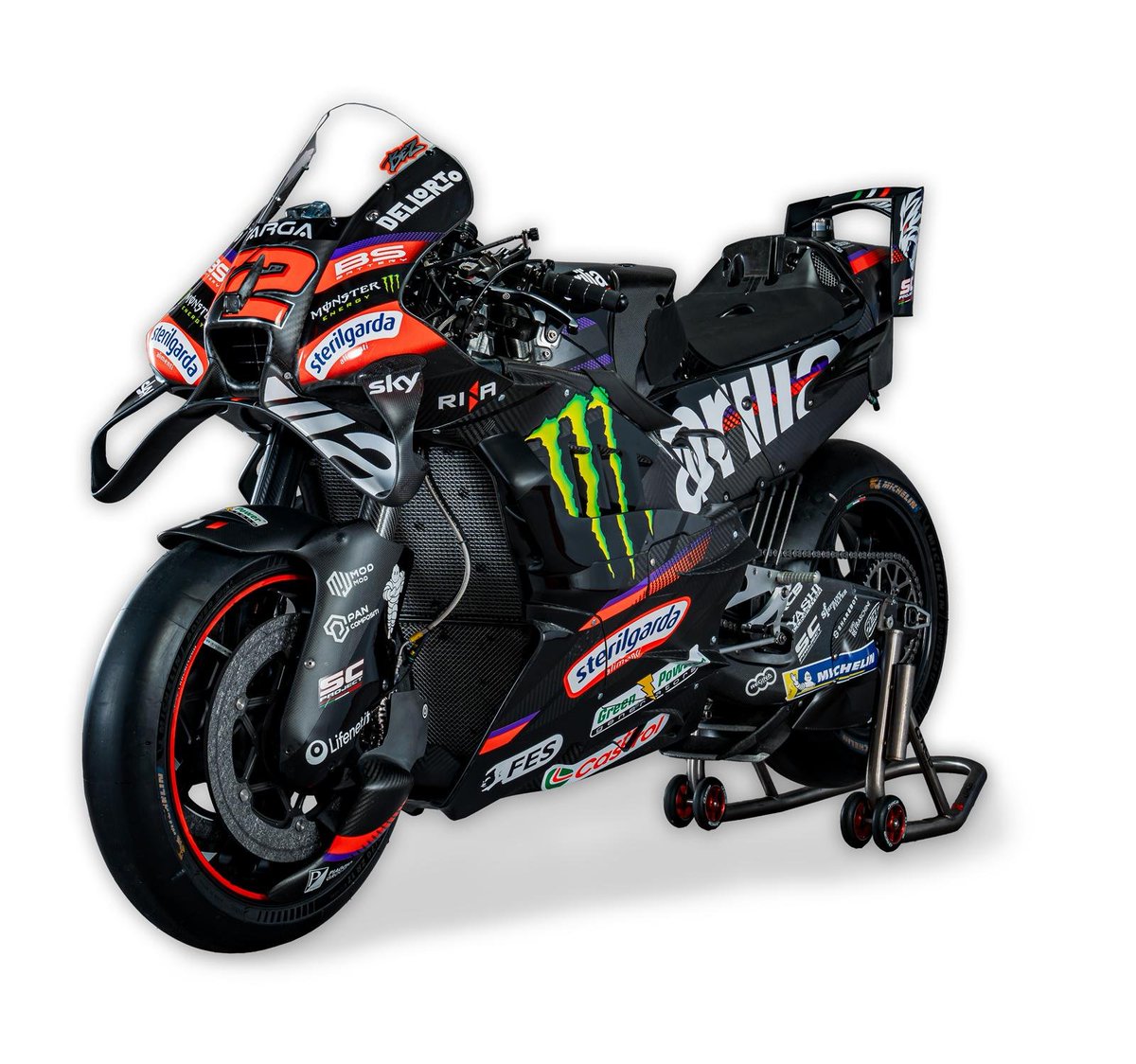 RubCanales's tweet photo. ✅ OFICIAL: Así luce la Monster Energy Aprilia que debutará este fin de semana.

➡️ También podemos ver como el logo de Red Bull desaparece del casco de Jorge Martín tras haber pausado su acuerdo para lo que resta de temporada.

#MotoGP #ItalianGP 🇮🇹 https://t.co/E20MxPgLQ7