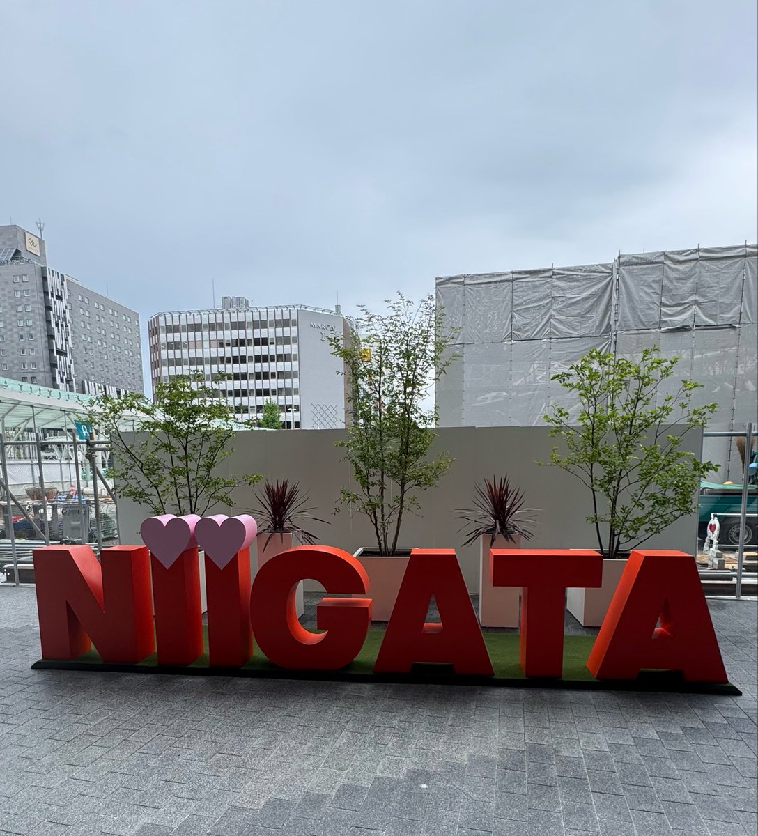 TORA_SANJP's tweet photo. NIIGATAオブジェあそこじゃないと言ってた件、駅前広場に無事できる模様 https://t.co/jHsGIaxK3N