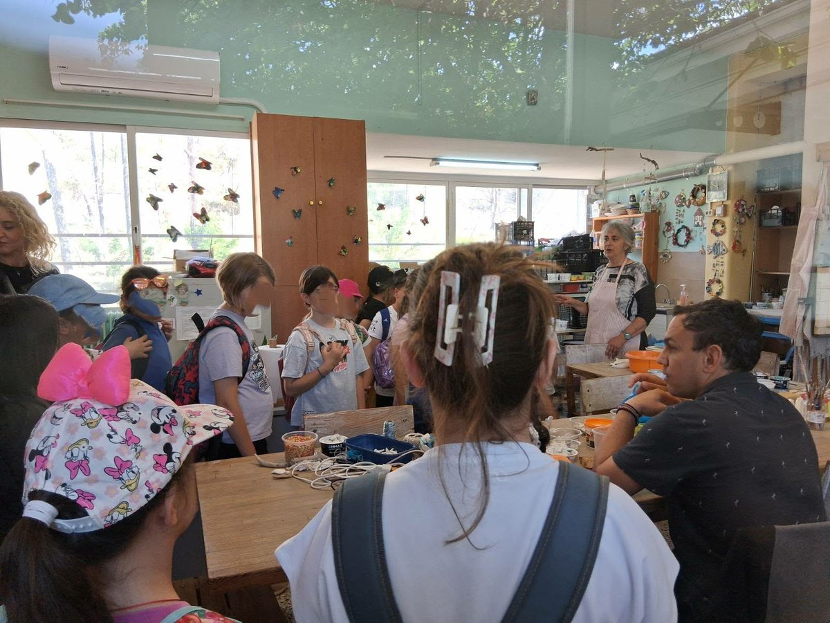 MerimnaP's tweet photo. Τη Δευτέρα 25/5/2026  είχαμε τη χαρά να φιλοξενήσουμε στο Κέντρο μας  ομάδα μαθητών από το Δημοτικό Σχολείο Αρόης .
#ΑμεΑ #Μέριμνα_Πάτρας #ΚοινωνικήΈνταξη #ΕιδικήΑγωγή #Συμπερίληψη #Εκπαίδευση #ΣχολικέςΕπισκέψεις #ΔημοτικόΣχολείο #Αλληλεγγύη https://t.co/crbdLbVaYI