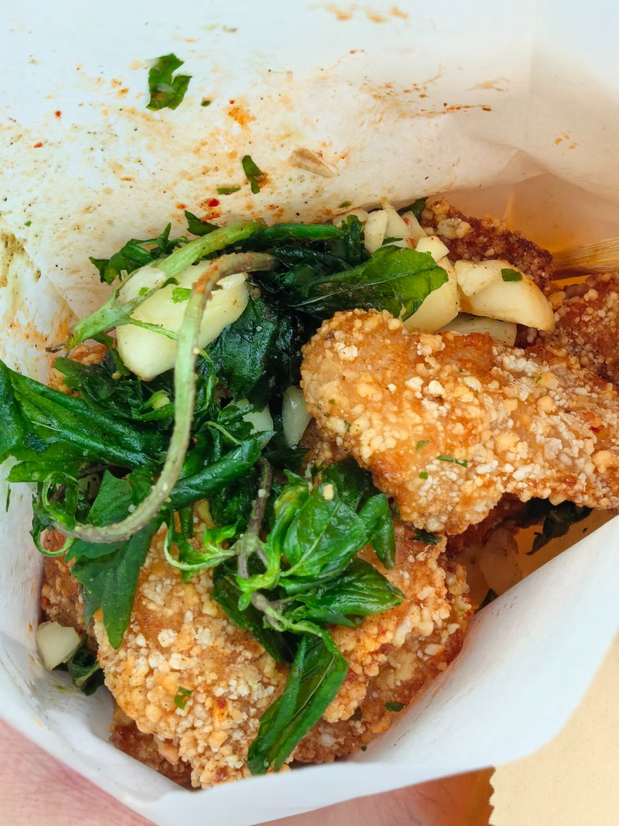 rogernikema's tweet photo. 下班路上撞见刚炸好的盐酥鸡，脆壳裹着热乎气儿，咬开还能尝到现腌的鲜味儿，今日份快乐是这一小份炸物给的 https://t.co/3q3ZG035Z8
