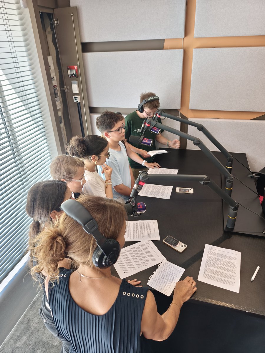 RBSofficiel's tweet photo. Jeudi 28 mai s'est déroulé la remise de prix #Médiatiks 2026 !
👉 Médiatiks est un concours ouvert à tous les médias scolaires : Radios/podcasts, journaux imprimés...
👉 RBS s'est associé à cet évènement afin de réaliser des ateliers radio avec des étudiants ! https://t.co/Y42yjS3jVY
