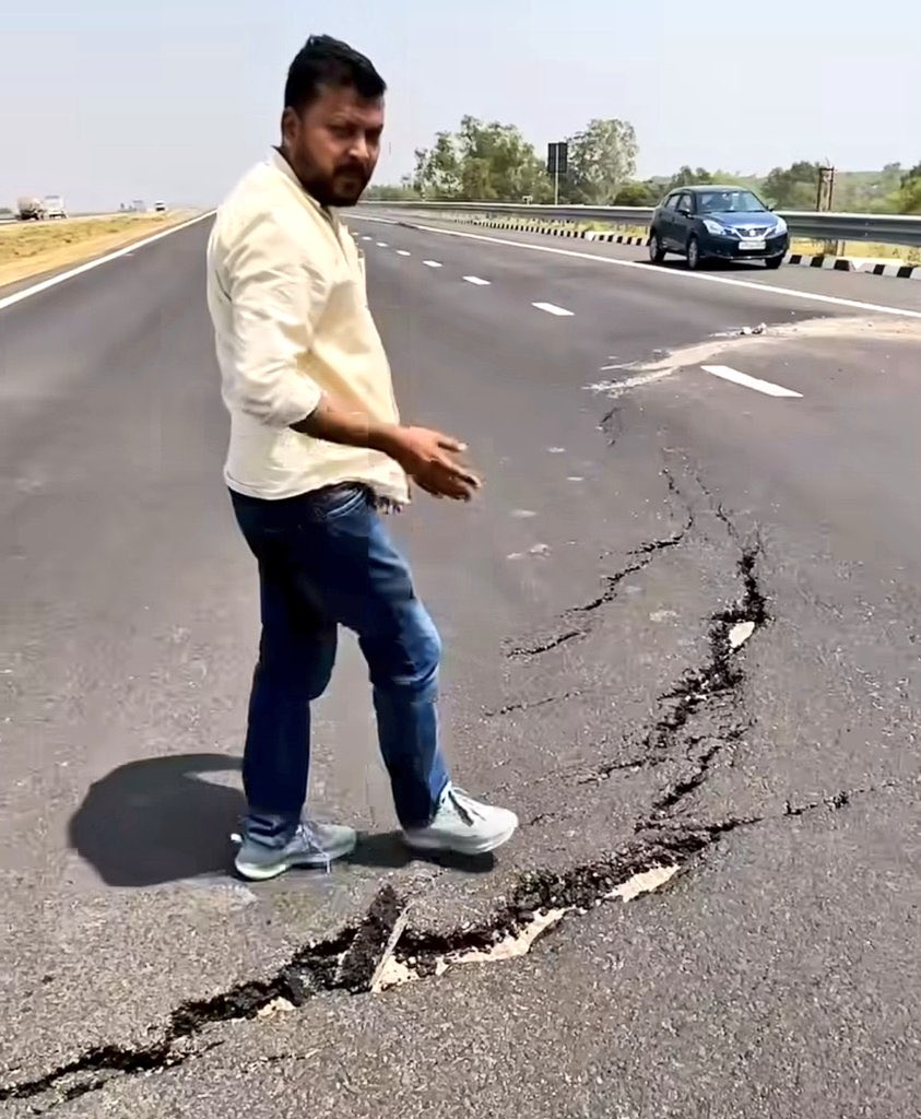 Nher_who's tweet photo. Built by Adani

Inaugurated by Modi

₹2000 Toll tax collected per ride

This is the situation after a month

Incredible ‘new’ India https://t.co/zA72Nus1YZ