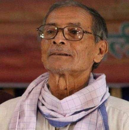 aakharbhojpuri's tweet photo. अश्विनी कुमार ‘आँसू’ : स्मृति शेष

जन्मतिथि - 01 जनवरी 1944
पुण्यतिथि - 29 मई 2020

टोअलो में टिसेला छिँउकिया के साटी राम जइसन सुप्रसिद्ध गीत के रचयिता भोजपुरी आ हिंदी के सुप्रसिद्ध कवि आ उपन्यासकार , अश्विनी कुमार आँसू जी के पुण्यतिथि प आखर परिवार बेर बेर नमन क रहल श्रद्धांजलि दे रहल बा ।

अश्विनी कुमार जी के जनम, 1 जनवरी 1944 के सुगौली के सुगाँव गांव में भइल रहे ।

इहां के लिखल किताबिन में, निलही कोठी, निरालय, दोहावली, मुक्तक मधु, ऐसे होगा भारत महान (नवजागरण गीत), प्रगति के पच्चीस द्वार, मोतियों की माला (हिंदी गीत संग्रह), संजीवनी (हिंदी गजल संग्रह), आराधना(भोजपुरी गजल संग्रह), चंदन,रामा (हिंदी उपन्यास), राष्ट्रपिता (हिंदी महाकाव्य, जवन लिखात रहे ) आ धरोहर ( भोजपुरी गीत आ कविता संग्रह ) ह ।

अश्विनी कुमार 'आँसू' जी के लिखल कुछ दोहा -

खाय आदमी-आदमी अचरज के ई बात।
माँस खवक्कड़ काग जे ऊहो काग ना खात।।

ओछन का मुँह जे लगे, अपने जात नसाय।
सनकी पुरवा संग लगि, बदरा गइल बिलाय।।

कजरा बहि बदरा भइल, तैरत फिरे अकास।
पिय के पता ना पाइ के, बरसे होइ निरास।।

गइल जवानी ना मिले, घीव-मलीदा खाय।
उतरल पानी ना चढ़े, लाख-करोड़ चुकाय।।

पिय के आवन जानि के, मिटत हिया के पीर।
दरस, परस लागे दवा, छूटे रोग गंभीर।।

सुगना सगुन उचारि के, कागा भेज सनेस।
सावन बरसे आग री, पिया बसे परदेस।।

हरन-मरन में जग कहे, मन में राखऽ धीर।
बाँझ भला का जानिहें, परसोता के पीर।।

ताना मारे गोतिनी, कसे परोसिन बोल।
एके गो तोहरे बिना, पिय हम फूटल ढोल।।

अँसुअन शीत न होइहें, बिरहानल के ताप।
मिलन-मरन दू राह से, छूटत ई संताप।।

जीयत जान न छोड़िहें, बेरहमी यमराज।
तबहूँ मनवाँ चेत ना, हरि गुन करे अकाज।।

आखर परिवार, अपना सुप्रसिद्ध साहित्यकार के बेर बेर नमन क रहल बा !