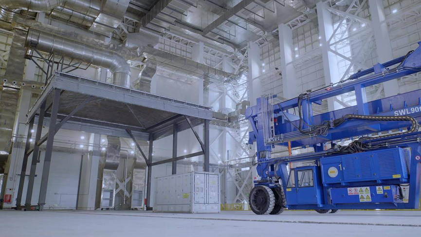 360estorage's tweet photo. 5月28日，厦门市政府与宁德时代共建的“厦门实证储能科技研究院”正式启动。
📌 基本概况：总投资约30亿人民币，占地150亩，是目前全球规模最大、检测能力最完整的储能系统全场景检测与实证平台。 
📌 核心理念：提出并落地“实证型储能”。将检验单元从零件级提升至“全尺寸、整站”，将验证节点从投运后前移至“交付前”，在实验室还原极端电网工况进行系统性验证。 
📌 测试能力：设立电网并网、高压安全、热安全与燃烧、电磁兼容、环境���应性五大创新实验室（支持10万立方米室内爆燃测试、全尺寸整机入舱EMC测试等）。 
📌 行业定位：作为共享基础设施面向全球开放，目前已与TÜV、CSA等国际主流认证机构合作，输出整站级实证标准。
该研究院的启动，标志着储能行业从“非实证”的不确定性，正式迈入依靠真实场景数据检验的“实证型时代”。
#储能 #宁德时代 #CATL #新能源 #电网安全 #实证型储能 #能源基建