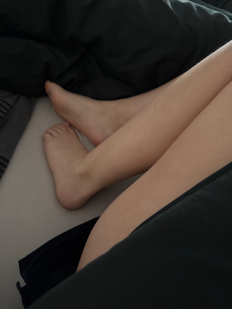 Miss_Findom98's tweet photo. Und ein Bild hinterher, ich bin erst wach geworden und nutze meine freie Zeit noch in dem ich im Bett liege.

Also antreten und abdrücken ! 

Und heule leise wenn du kein Geld hast, dann mach dich ab!

#sklave #findom #herrin https://t.co/ZYeGGHqbBW