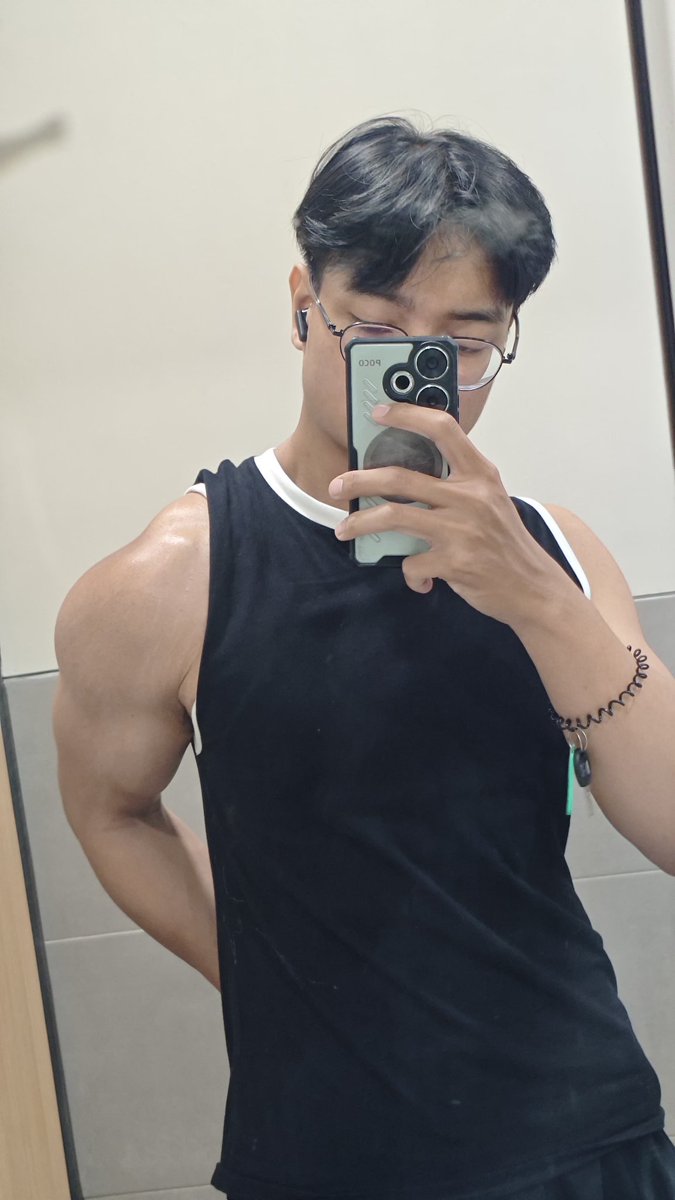 Danyazard's tweet photo. Cita citaku ingin shoulder segede pala https://t.co/32W15XgtCd