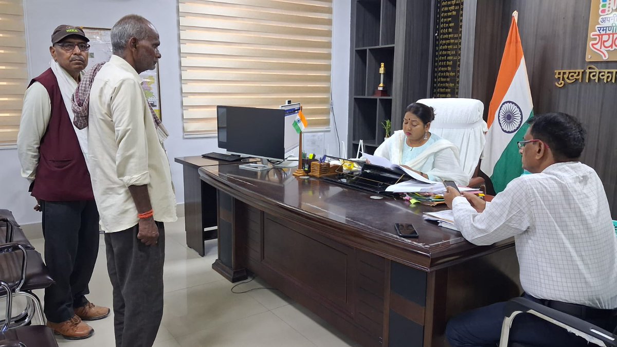CDORaebareli's tweet photo. विकास भवन स्थित कार्यालय में जनसुनवाई के दौरान, जनसामान्य की शिकायतों को सुनकर संबंधित अधिकारियों को शिकायतो का समयबद्ध व गुणवत्तापूर्ण निस्तारण सुनिश्चित करने के निर्देश दिए। @UPGovt @InfoDeptUP @UpRuralDev @MoRD_GoI https://t.co/A1vuh5bRaP