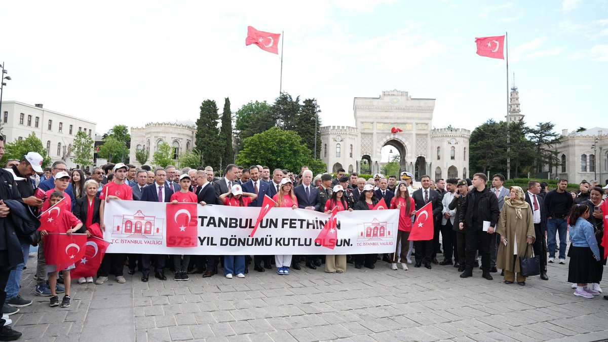 MucahitYentur's tweet photo. Fetih; ilmin cesaretle, inancın azimle, hayalin emekle buluştuğunda nelerin mümkün olabileceğinin en büyük nişanesidir.

573 yıl önce Fatih Sultan Mehmet Han ve kutlu ordusu, surları aşarken aslında insanlığa adaletin, hikmetin ve medeniyetin kapılarını araladı.

Aziz İstanbul’umuzun fethinin 573. yıl dönümünü kutluyor; Fatih Sultan Mehmet Han’ı, Akşemseddin Hazretleri’ni ve bu büyük destanın tüm kahramanlarını rahmet, minnet ve dualarla yâd ediyorum.