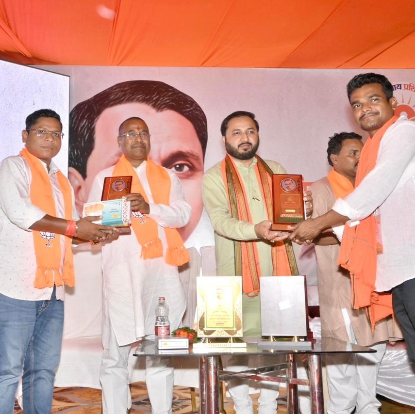 kcbbastar's tweet photo. भाजपा प्रशिक्षण शिविर, किरंदुल (जिला - दंतेवाड़ा) में पंडित दीनदयाल उपाध्याय प्रशिक्षण महाअभियान के अंतर्गत आयोजित जिला प्रशिक्षण वर्ग में सम्मिलित होकर पदाधिकारियों एवं कार्यकर्ता साथियों के साथ संगठनात्मक विषयों पर संवाद करने का अवसर प्राप्त हुआ. https://t.co/vMDx9tULxb