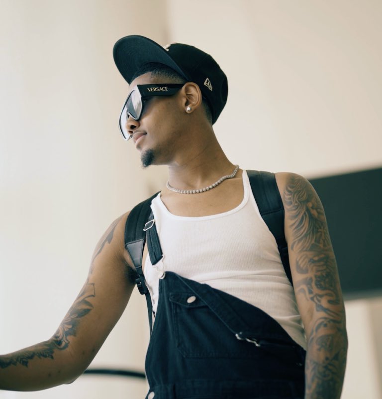 OcchiMagazine's tweet photo. South Side Soul: Sémaj Turns Heartbreak Into Modern R&amp;B -Check out his latest track ‘Love Ain’t Fair
https://t.co/BAAzG9NKmc via @OcchiMagazine https://t.co/4JYLVkOUYQ