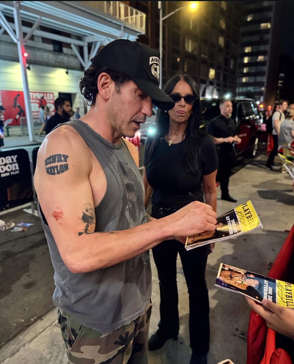Anuchka_Anuta's tweet photo. I wanna bite his arm 😭😋😋 https://t.co/XHlCJvmnyZ