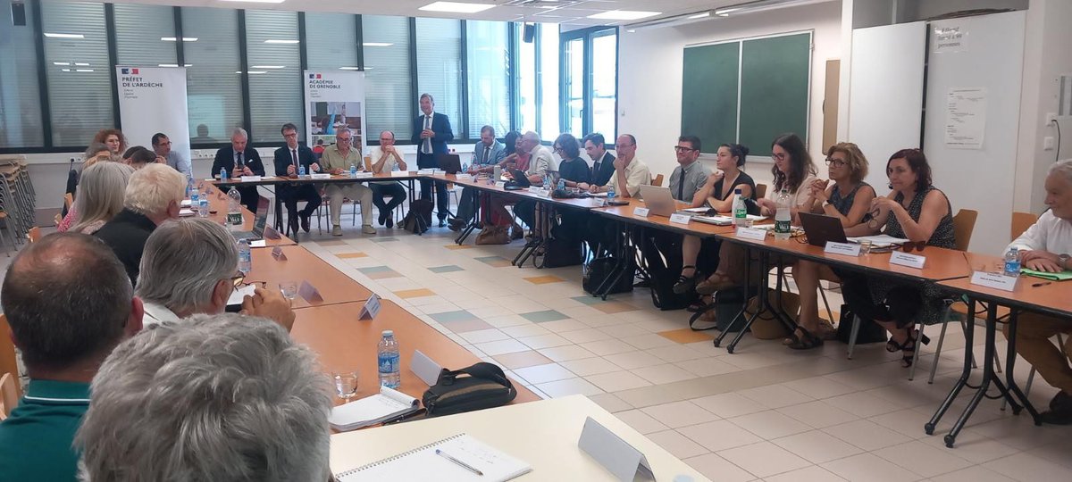 Dsden07's tweet photo. Comité de pilotage de l’Observatoire des dynamiques rurales et territoriales : un espace de dialogue et de prospective entre les élus et l’Éducation Nationale  qui permet de mieux comprendre les évolutions du territoire.
@ThiAumage @acgrenoble https://t.co/mKFnkvBTh4