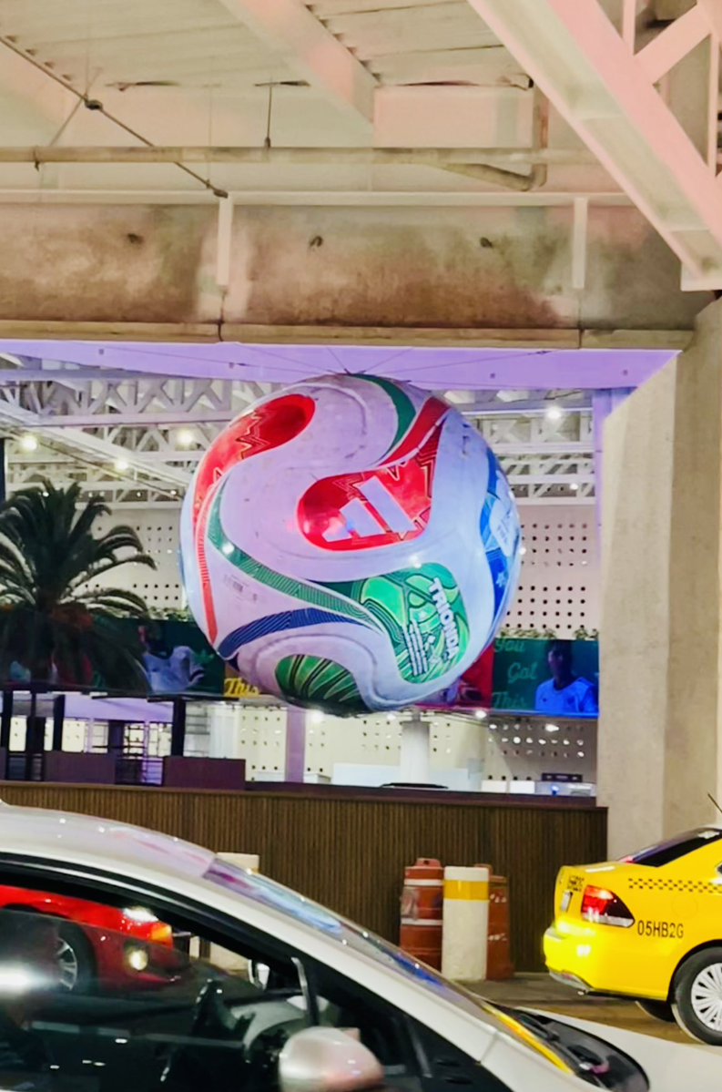 メキシコシティ空港内には巨大なサッカーボールのモニュメントやボール