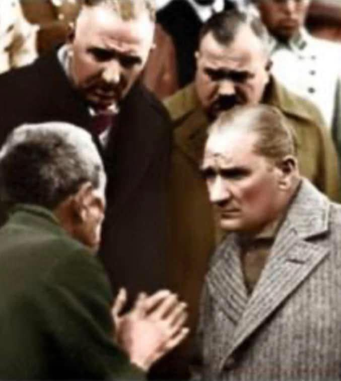 Dede38__'s tweet photo. Salona eli bağlı üç kişi getirildi,
sanık sırasına oturtuldular.
Mahkeme başkanı Saruhan Mebusu Mustafa Necati, sanıklardan
en yaşlısı olan, 
ihtiyar köylüye sordu.
- Baba Adın ne?
Dinleyicilerde bir ferahlama görüldü.
Demek bu ihtiyarın suçu ötekilerden daha hafifti. 
Bu yüzden ilk yargılanıyordu.
İhtiyar ayağa kalktı.
- Hüsnü
- Baba adı ?
- Ramazan
-Nerelisin ?
- İnebolu’nun Çatal bucağından.
- Baba, sen askerden kaçan oğlunu evinde saklamış, bir asker kaçağına yataklık etmişsin!
- Tövbe de Reis bey !
- Ben tövbe dedim, sen ne dersin ?
İhtiyar köylü başkanın üstelemesinden sıkılmıştı. 
Elini koynuna sokup yıpranmış, buruşuk iki tomar kağıt çıkardı, kürsüye doğru salladı.
- Reis Bey, Reis Bey!..
Şu kafa kağıtlarının içini okusan bana dediğinden utanırsın !.
- Neden ?
- Bu kağıtlar Balkan Harbin'de ve Çanakkale'de şehit düşen  oğullarımın nüfus kağıtlarıdır.
İki arslanını millet için şehit veren baba, üçüncü oğlunu bu ölüm dirim savaşında bir kahbe gibi gizlemez Reis Bey!
Salonda çıt yoktu. 
Mahkeme üyeleri birbirlerinin yüzüne baktılar.
Şaşkındılar. İhtiyar birden yamalı mintanını yırttı. Çıplak, ak kıllı göğsü dışarı fırladı.
- Hele gel Reis Bey, yakın gel de, 
şu kalbura dönmüş 
göğsüme bak!
Bu gördüğün yaraları Makedonya'da Bulgar çeteleri ile döğüşürken aldım.
Sekiz yıl askerliğim var benim. Kurşun yarasına yara demem.
Şehit arslanlarımın yarasıdır bağrımı delen.
Benim oğlum askerden kaçsa bile ben saklamam. 
Bunu böyle bil!
Mustafa Necati Bey sıkıntısını gizleyemeyerek sordu:
- Peki baba. Oğlunu en son ne zaman, nerede gördün ?
- En son ilk kar düştüğünde gördüm. 
Aha şurada, Kastamonu askerlik şubesinin önünde. 
Ankara'ya selametlerken...
- Sonra hiç haber almadın mı?"
İhtiyar duraladı.
Bu soruyu beklemediği belliydi. Kuşkulu gözlerle dinleyicilerden yana baktı.
Orada birilerinden, birilerinin bir şeyler söylemesinden 
korkuyordu sanki.
Kararsızdı.
Bir süre sağına soluna baktı.
Sonra tükenmiş bir sesle başkana döndü:
- Diyecem diyecem, emme o itin ipini de ben çekecem!
Başkan gün görmüş geçirmiş bir tavırla sordu:
- Anlat bakalım baba!
- Askerin bazısı kandırılmış, başıbozuk olmuş dediler.
Askerden kaçanları ortalıkta görmüyorduk, 
emme kulağımıza geliyordu.
Kaçaklar yakalanırım  korkusuna evine ocağına gelmezmiş.
Kimi dağa çıkıp eşkiyalık edermiş. Kimi de bir kıyıya siner mektup yazıp evden para istermiş.
Bir ay önce bana da bir mektup geldi. Muhtar getirdi.
Hah dedim,  oğlan askerden kaçtı para ister.
Benim okumam yazmam  yok.
Utancımdan kimseye okutamadım.
Muhtar her önüne gelene demiş bana mektup geldiğini.
Ele güne bakamaz oldum.
Dünyaya kahrettim 
eve kapandım.
İhtiyar eğildi, bağlı elleriyle yün çorabının arasından katlanmış bir kağıt çıkardı.
- Aha mektup bu !. Alın okuyun.
Nerdeyim diyorsa gidin yakalayın.
Asarken de ipini bana çektirin!
Mahkeme başkanı Mustafa Necati kağıdı açtı, okudu.
Birden yerinden fırladı, ağlayarak kürsüden indi. 
İhtiyarın  önüne  geldi.
Boğuk sesiyle hıçkırdı..
- Baba bizi bağışla. 
Küçük oğlun da İnönü'de  şehit düşmüş. Sana gelen mektup askerlik şubesinin şehitlik ilmuhaberiymiş.
İhtiyar elini öpmek isteyen Mustafa Necati Bey'i  durdurdu.
- VATAN SAĞ OLSUN!..
SİZ ASLANLARIM SAĞ OLUN!...
İhtiyar sessizce 
ağlamaya başladı.
Çıplak ak kıllı göğsü körük gibi inip kalkıyor, kırışık yanaklarından süzülen gözyaşları sakallarının içinde kayboluyordu.
Vatan hainliği suçlamasından kurtulduğuna mı ağlıyordu, son oğlunu da yitirdiğine mi?
Kimse anlayamadı...
Ey Atatürk ve Cumhuriyet düşmanları .. İşte bu vatan böyle kazanıldı, Cumhuriyet böyle kuruldu. 
Sizin gücünüz yetmez 
ATATÜRK'ÜN adını 
Bu milletin kalbinden 
silmeye  
Ne de kurduğu 
Türkiye 
Cumhuriyeti Devleti'ni 
yıkmaya. 
SİZİN İŞİNİZ DE ZOR BE..
Kurduğu fabrikaları satıyorsunuz,
ÖLMÜYOR..
Adını statlardan, havaalanlardan kaldırıyorsunuz,..
ÖLMÜYOR..
Resmini ders kitaplardan çıkarıyorsunuz,..
ÖLMÜYOR..
Zaferlerini kutlamayı yasaklıyorsunuz..
ÖLMÜYOR ..
Onu ÖLDÜREMEDİKÇE, 
siz ölüyosunuz kahrınızdan
yavaş yavaş..
Ah be Zübeyde Ana 
Nasıl Bir Evlat Doğurdun ki...
Heykelinden Bile korkuyorlar ...
Canlısını dünya yenemedi, ölüsünü 88 yıldır hainler yenemedi.
Atatürk'ü kalbimizden
silmeye gücünüz,
unutturmaya ömrünüz yetmez.
Her gün birinize..
Bir gün hepinize 
Atatürk'e
Saygı duymayı öğreteceğiz..........
Bu vesileyle bu cennet vatanımızı canlarını vererek bize bırakan başta Gazi Mustafa Kemal Atatürk ve silah arkadaşları olmak üzere bütün şehitlerimizi, gazilerimizi minnetle ve şükran'la anıyoruz. 
mekanları cennet, ruhları şad olsun ...🙏