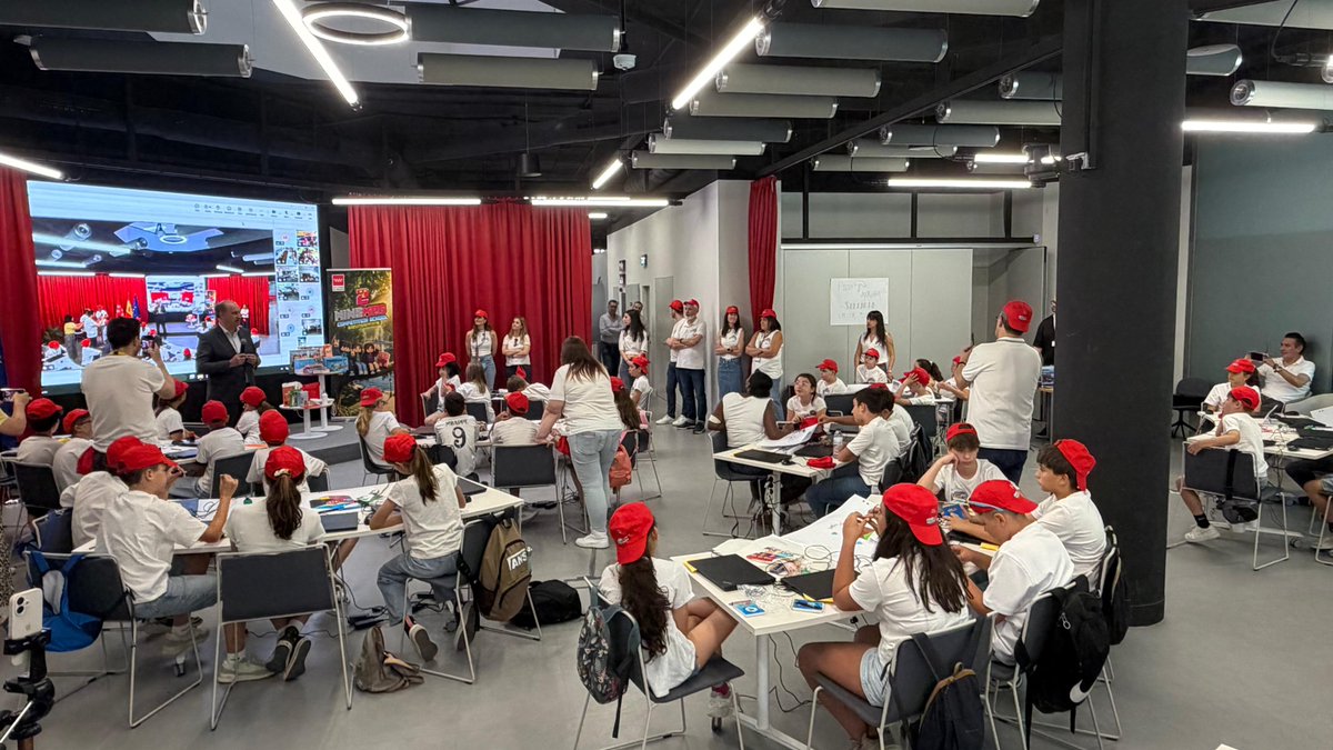 MLopezValverde's tweet photo. Hoy hemos disfrutado en el Centro de Innovación Digitaliza Madrid de la gran final de La Liga escolar Minecraft.

Por segundo año consecutivo, la @ComunidaddeMadrid ha celebrado este campeonato a través del cual queremos que los estudiantes conozcan nuestro patrimonio, combinando su capacidad de investigación con sus habilidades tecnológicas.

Una cita imprescindible por la que seguiremos apostando.