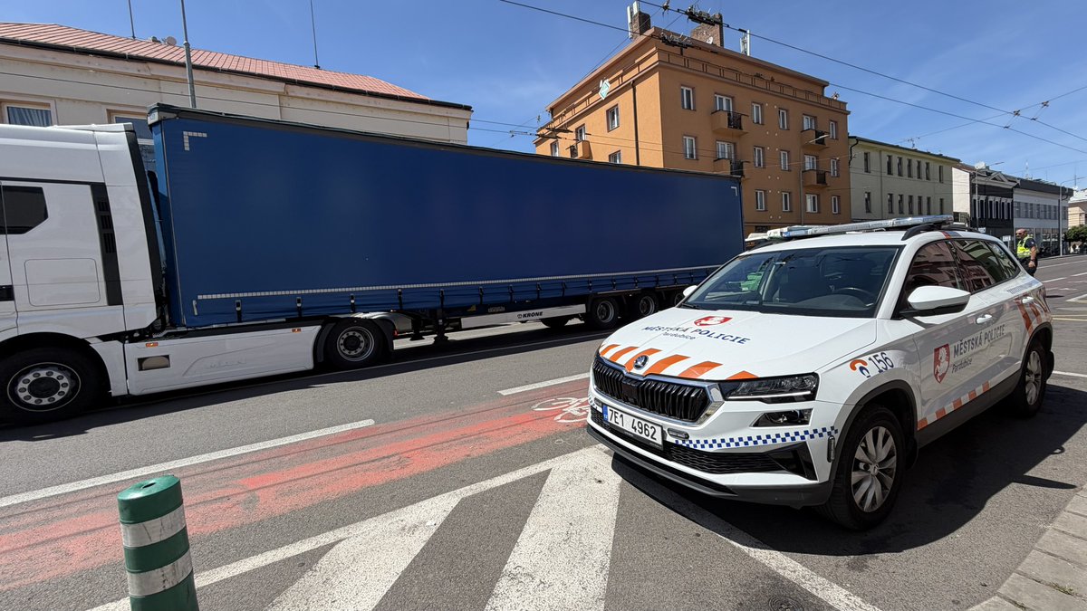 MpPardubice's tweet photo. Klasika a kamion co téměř dojel do podjezdu na třídě 17. listopadu. Musíme ho otočit. https://t.co/4zj9rjfmAC