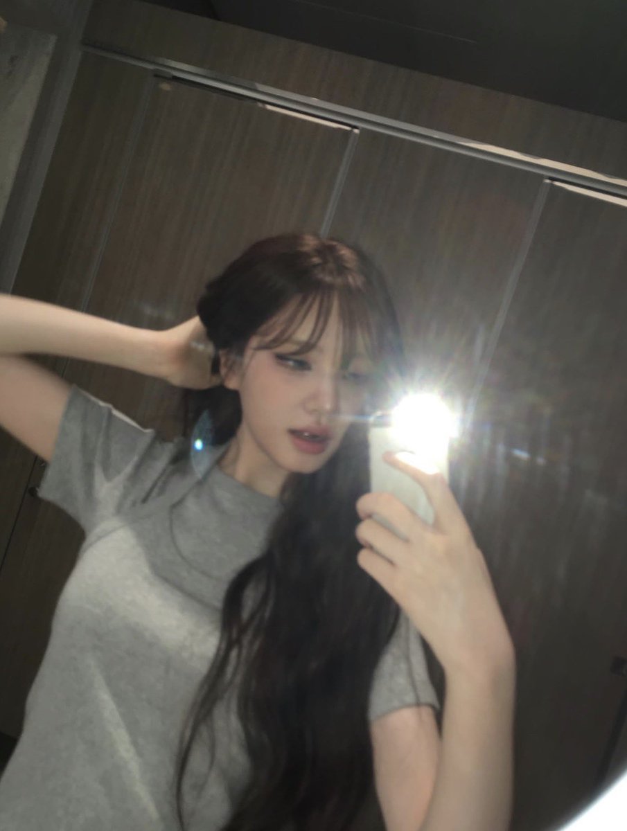 ivepics_'s tweet photo. liz instagram update https://t.co/8k7NXZFWYr