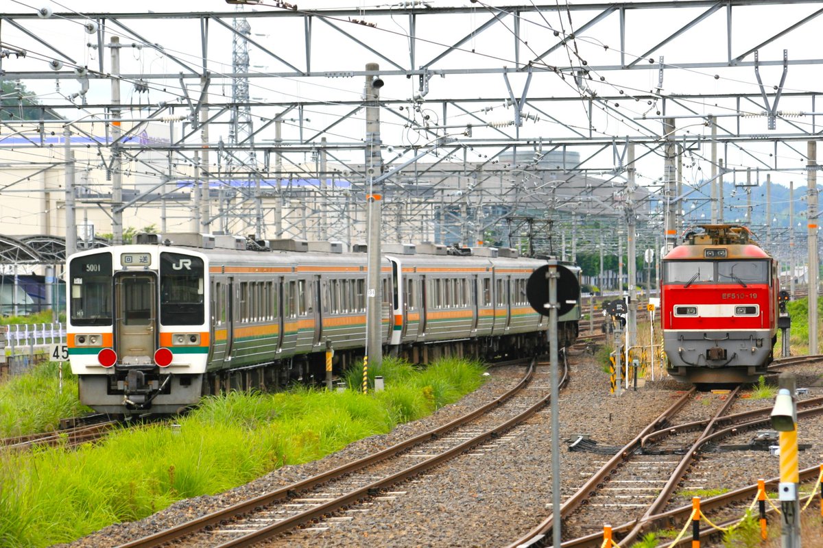 series373f1's tweet photo. 213系H1編成がついに解体されてしまいましたね。追悼画像を少し探してみました。
1枚目 飯田線転用改造のため甲種輸送
2枚目 飯田線でハンドル訓練中、当時のスター119系E4編成との並び
3枚目 ハンドル訓練で40‰を駆け降りる
4枚目 最後の全検出場試運転
さようなら213系H1編成
#213系 
#飯田線 https://t.co/QzDbFbQTRw