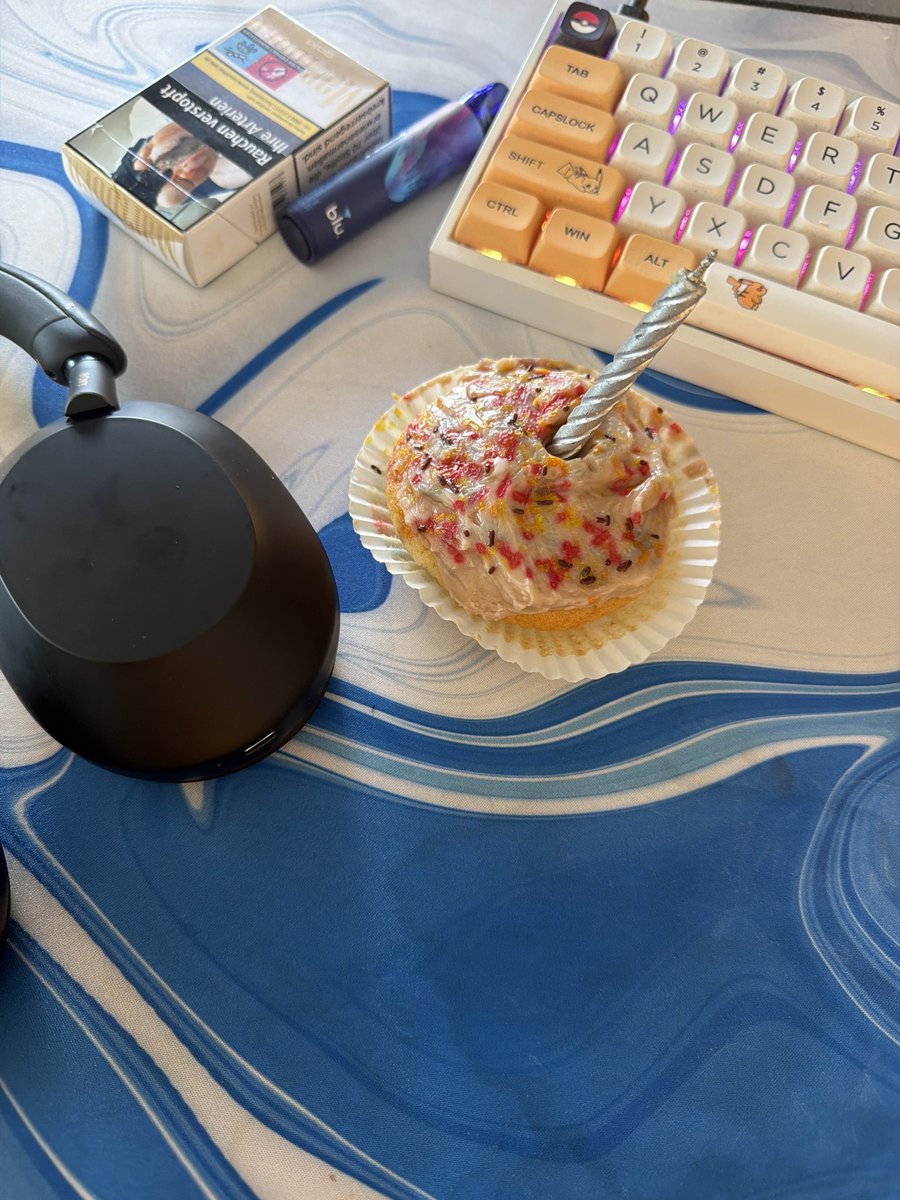 motha's tweet photo. happy bday to myself 🎂
still sitting at this stinky desk grinding lmao https://t.co/H7gesjlEK7