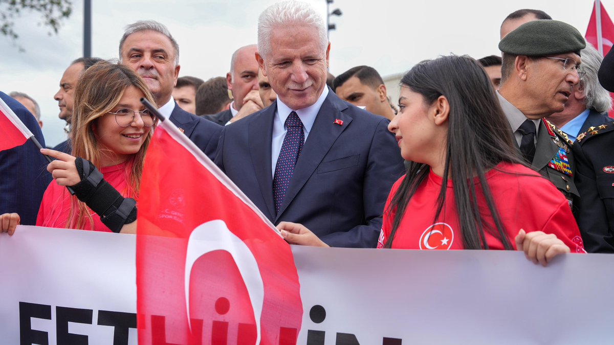TC_istanbul's tweet photo. Onbinlerle kutlu fethin izinde kutlu yürüyüş…🇹🇷

İstanbul Valiliği olarak, İstanbul’un Fethi’nin 573. yıl dönümünü Fetih Yürüyüşü’nde coşkuyla kutladık. 573 yıllık fetih ruhunu tarihi yarımadada yeniden yaşattık.

Valimiz Davut Gül, protokol mensupları ve hemşehrilerimiz; mehter marşları eşliğinde Beyazıt Meydanı’ndan Ayasofya Meydanı’na yürüyerek kutlu fethin coşkusunu hep birlikte yaşadı.

@gul_davut
#İstanbulunFethi🇹🇷
#FatihSultanMehmet
#29Mayıs1453

📍Fatih